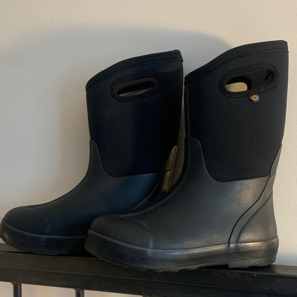 Bogs big kids insulated waterproof boots, size 5